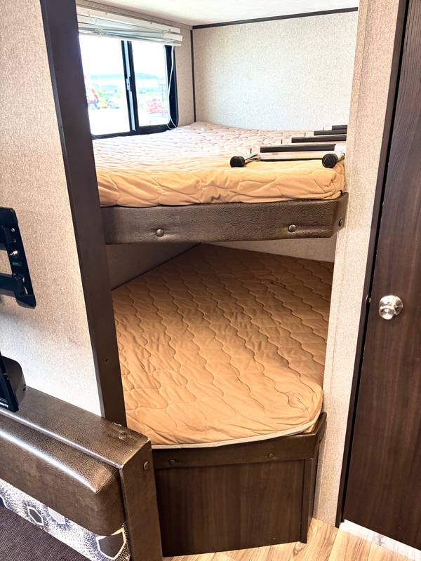 2018 Keystone Springdale 2600TB Bunkhouse — photo 7