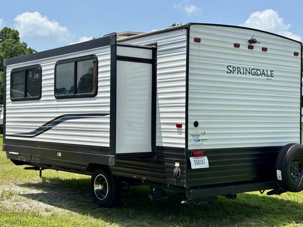 2022 Keystone Springdale 1860SS Rear Bath — photo 5