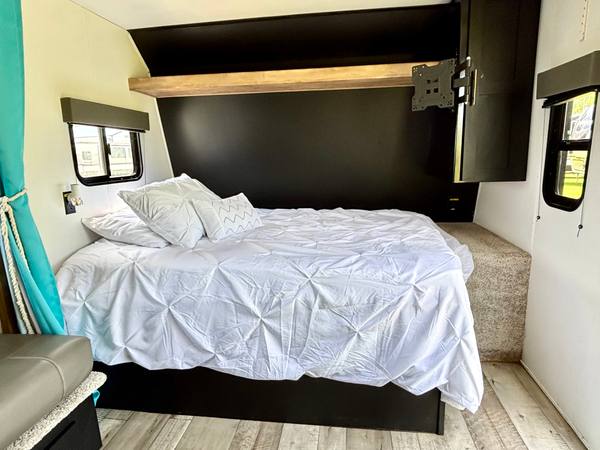 2022 Keystone Springdale 1860SS Rear Bath — photo 12