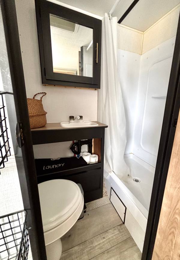 2022 Keystone Springdale 1860SS Rear Bath — photo 10