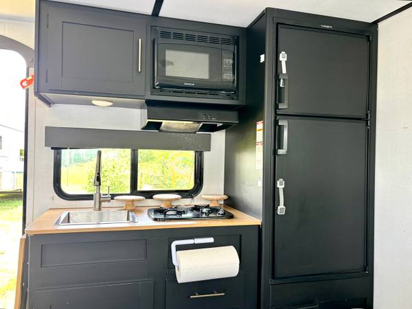 2022 Keystone Springdale 1860SS Rear Bath — photo 9