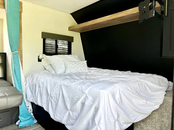2022 Keystone Springdale 1860SS Rear Bath — photo 6